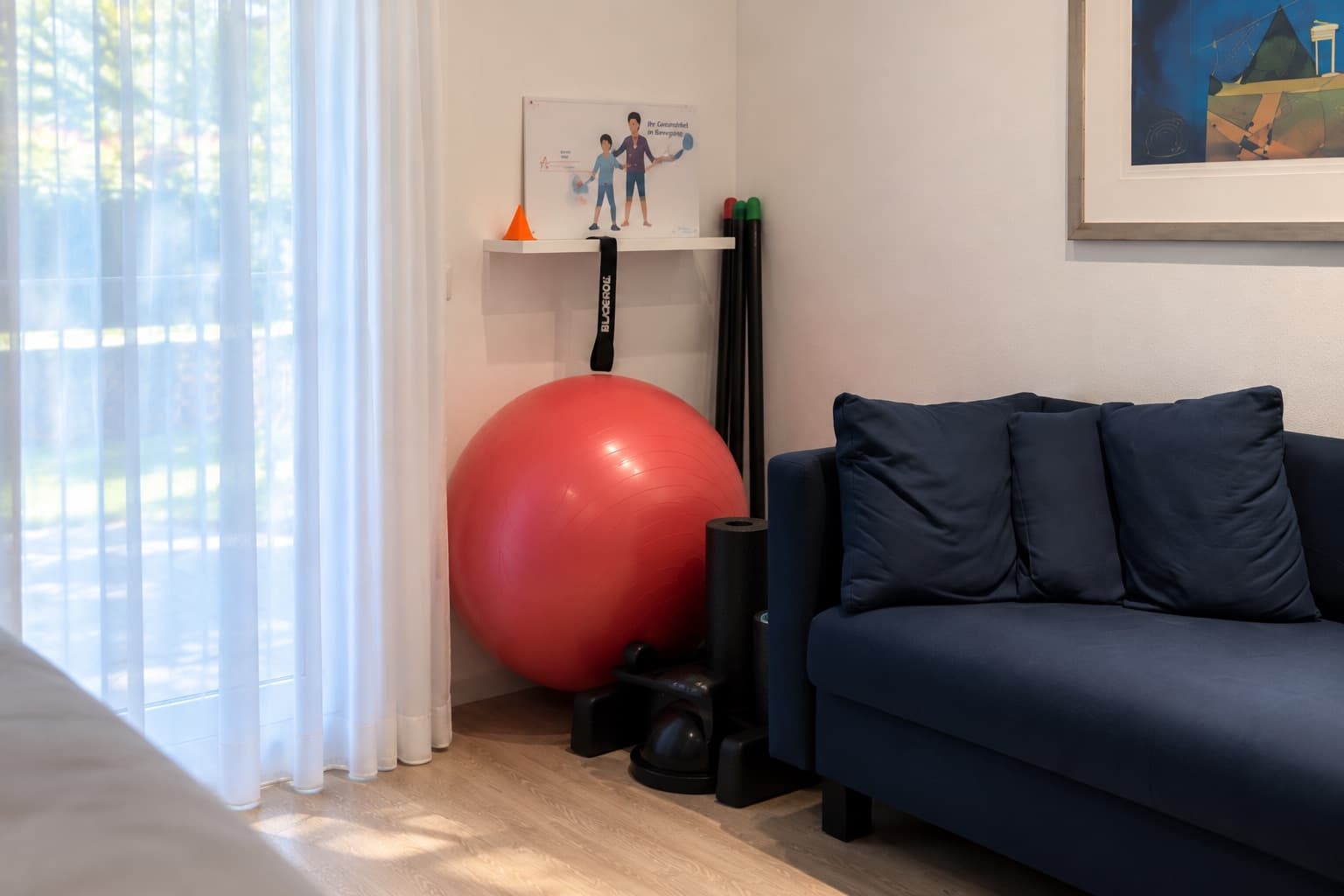 Gymnastikball, Faszienrolle und Kleingeräte neben der Sitzecke