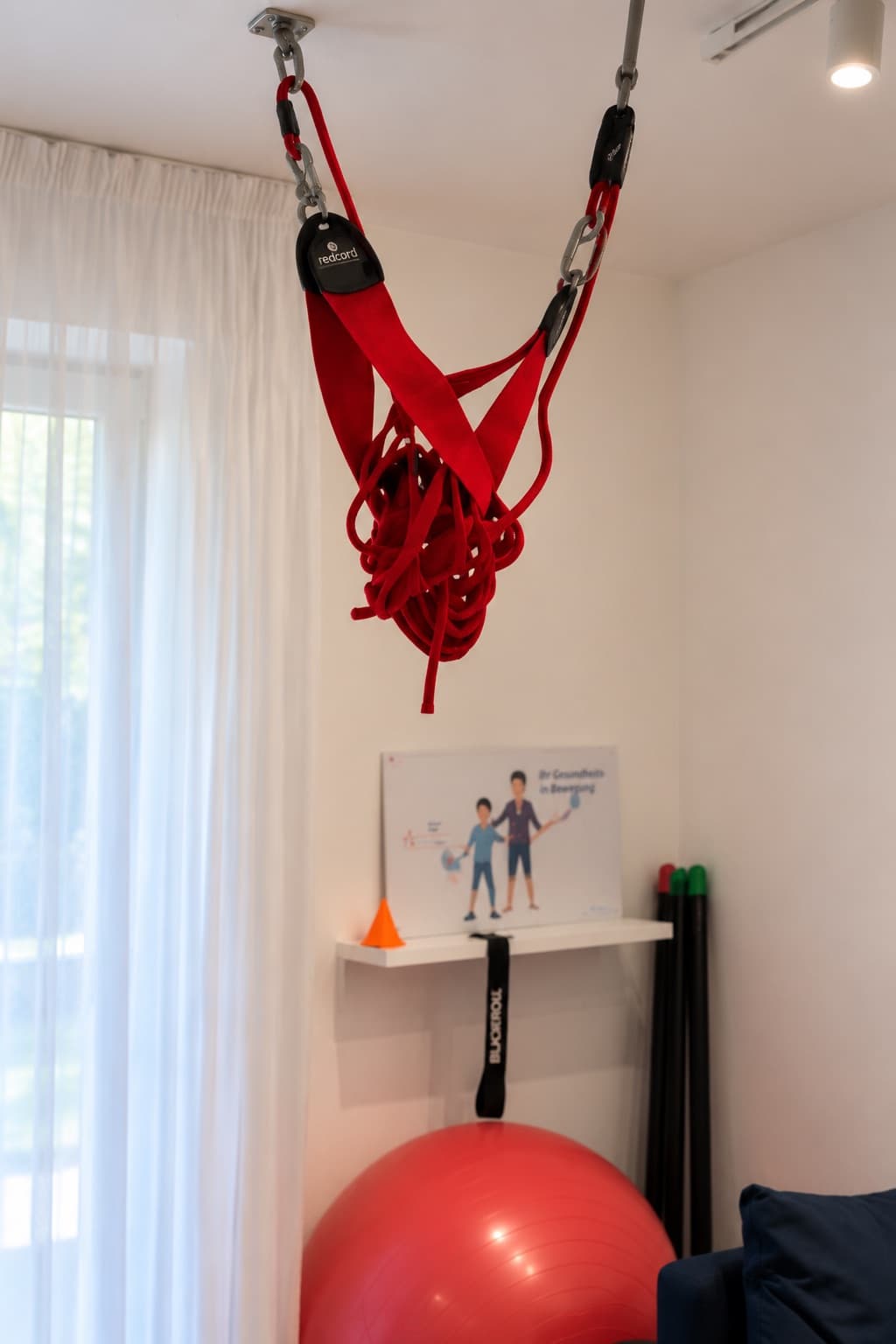 Schlingentrainer, von der Decke abgehängt