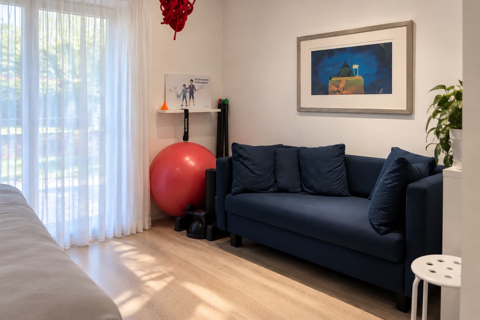 Sitzecke mit Sofa und Blick zur Fensterfront
